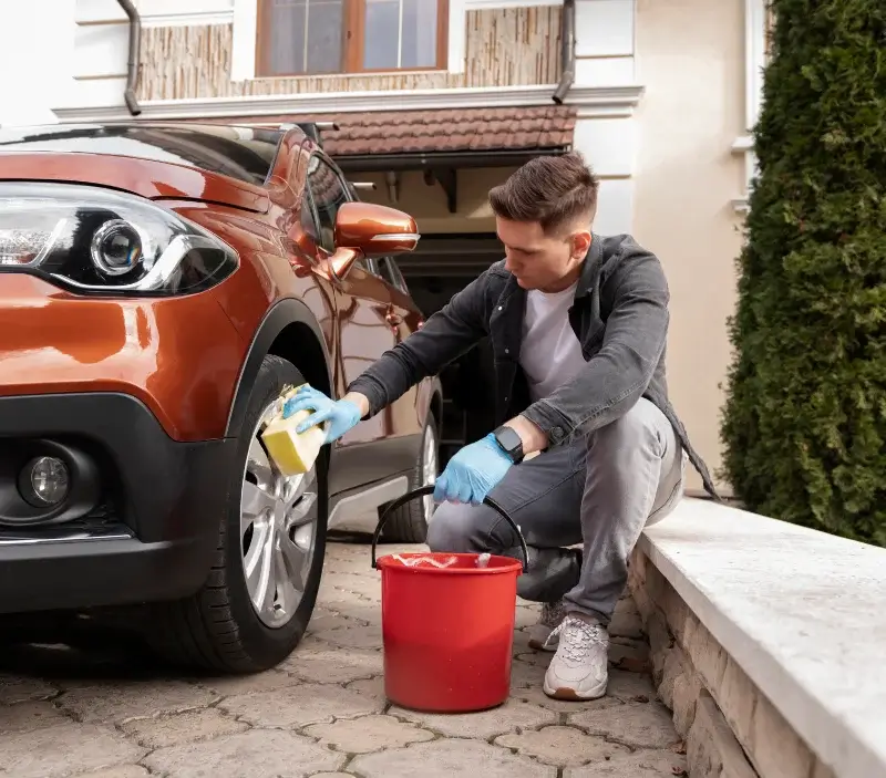 Lavage auto à domicile Cauvicourt : professionnel intervenant sur un véhicule